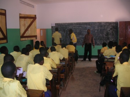 Canti e danza di accoglienza a due nostri parrocchiani a Li-Rangu in ringraziamento per aver aperto la scuola materna nel villaggio. Sullo sfondo la capanna che allora alloggiava i bambini della scuola. Ora usano aule in muratura donate dalla nostra parrocchia. 2007