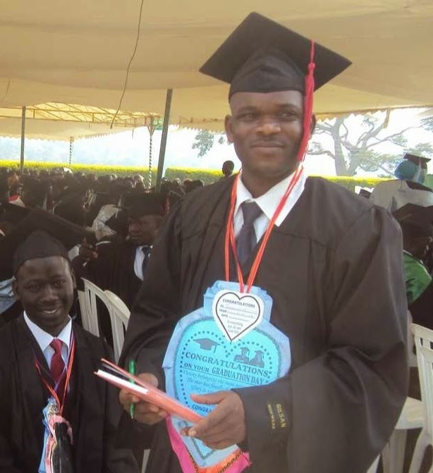“Richard Tambua durante la cerimonia per la consegna del diploma universitario di clinical officer”