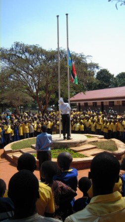 L’alzabandiera alla scuola di Nzara nel giorno dell’inaugurazione dei nuovi edifici. Novembre 2011