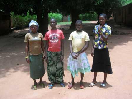 Un gruppo di borsiste di Nzara che frequentano la scuola media superiore a Yambio. Foto del 2010