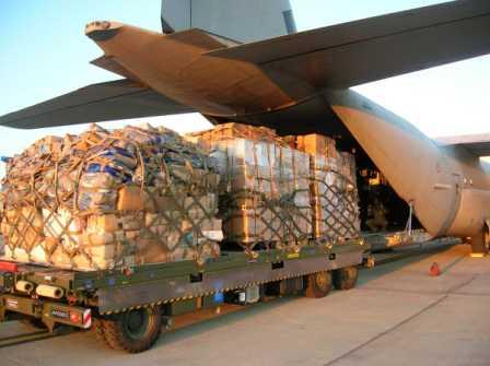 Il carico di un aereo all’aeroporto di Pratica di Mare (Roma) nel 2005
