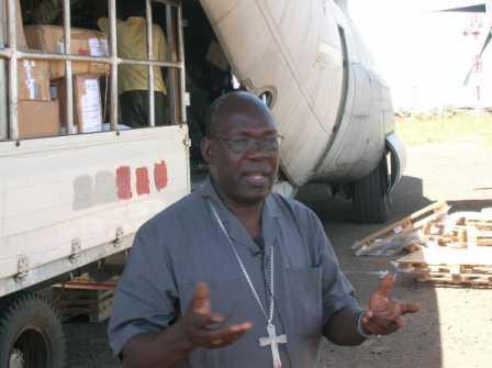 L’Arcivescovo di Juba e Presidente della Conferenza Episcopale Sudanese, Monsignor Paulino Lukudo Loro, è venuto personalmente in aeroporto per ringraziare il nostro coordinatore e l’equipaggio in occasione del terzo volo umanitario. Sullo sfondo l’aereo mentre viene scaricato. 2007